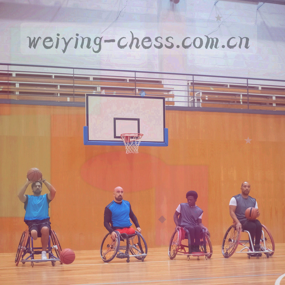 手部在棋盘上落子的局部特写，画面聚焦棋子与指节